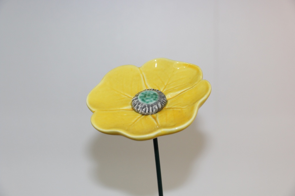Flor decorativa em cerâmica amarela vibrante com haste metálica