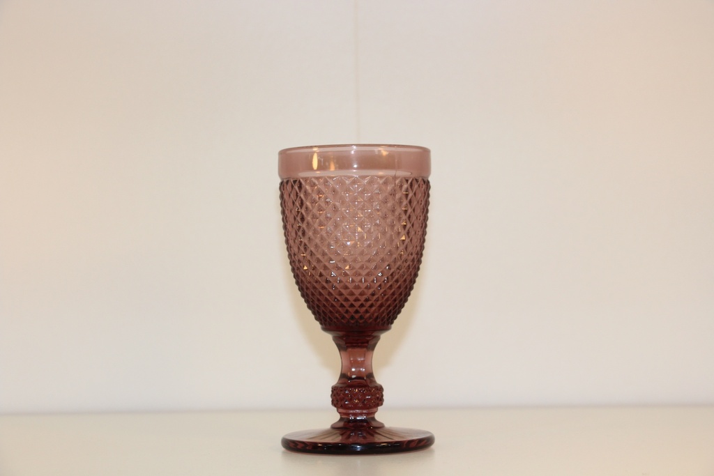 Copo de pé alto de vidro trabalhado em tom bordeaux