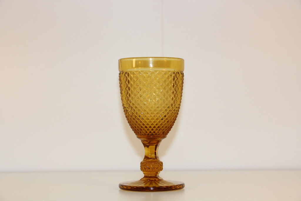 Copo de vidro trabalhado em tom âmbar