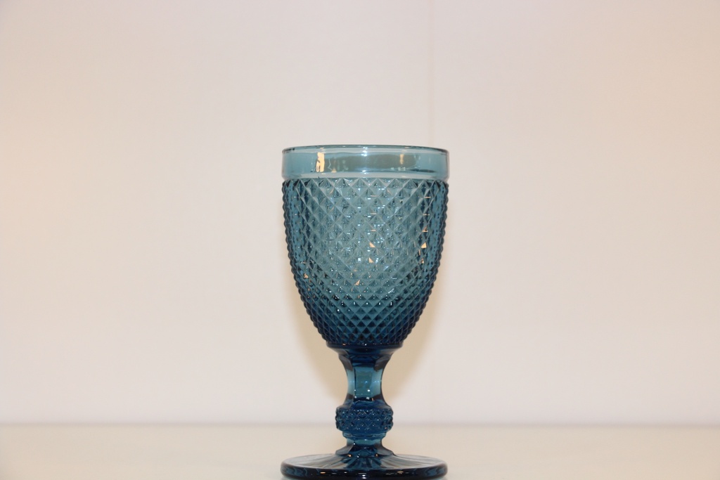 Copo de pé alto de vidro trabalhado em tom azul celeste