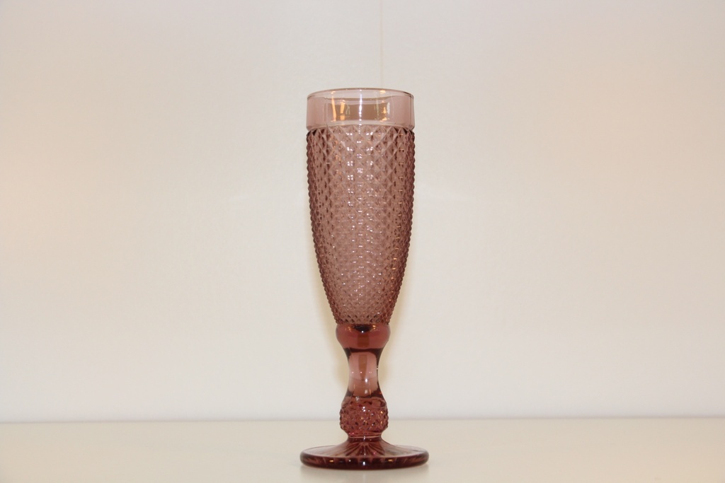 Copo de champanhe de vidro trabalhado em tom rosé