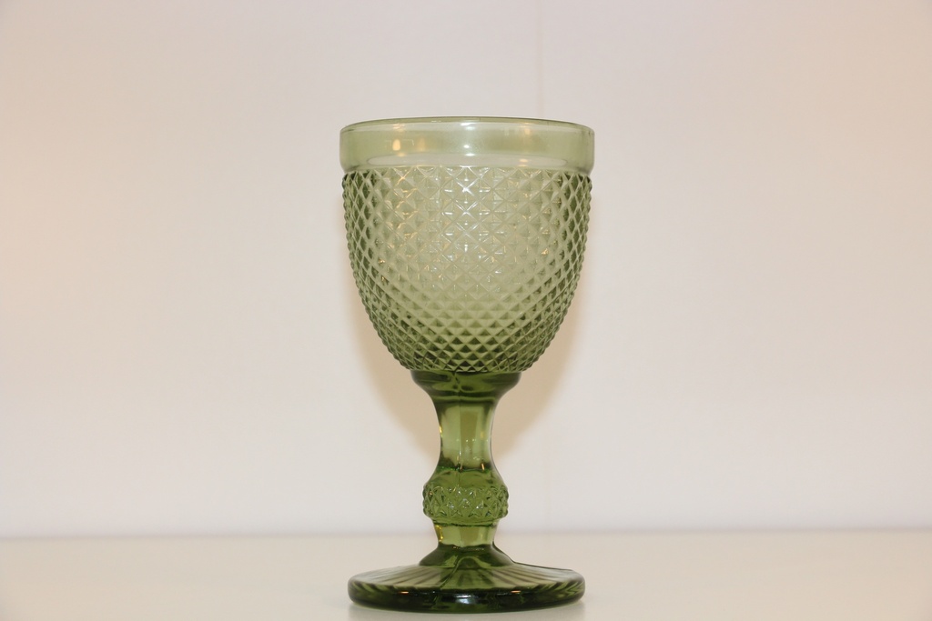 Copo de pé alto de vidro trabalhado em tom verde azeitona