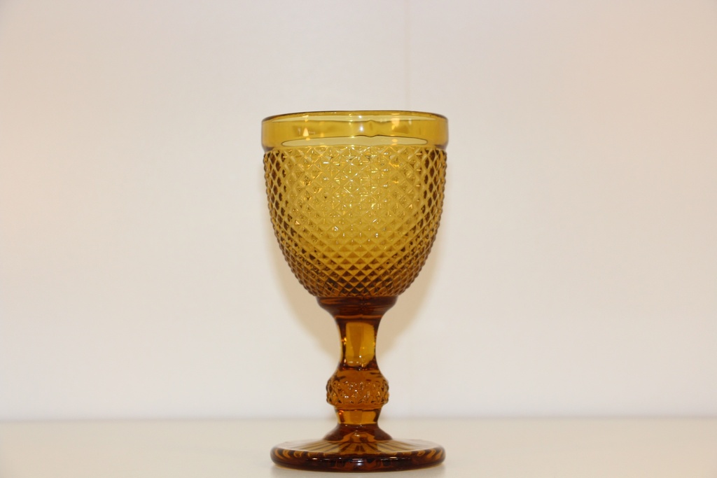 Copo de Pé Alto de Vidro Âmbar com Padrão Diamante