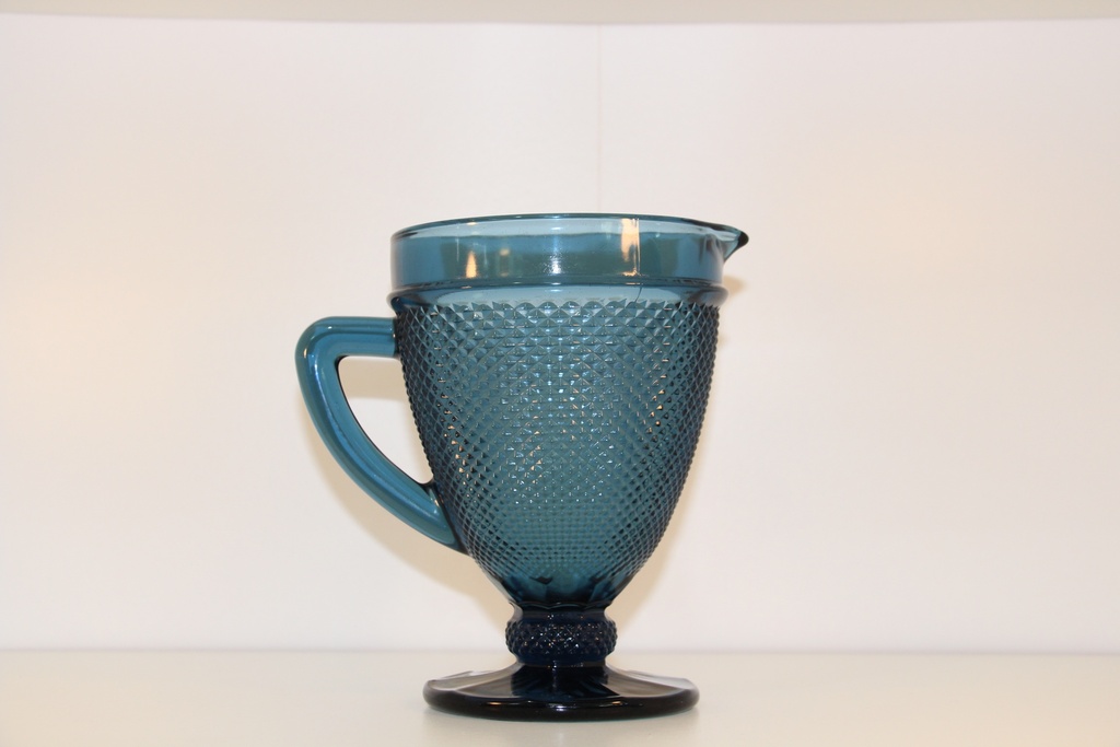 Jarro de Vidro Azul com Padrão Diamante