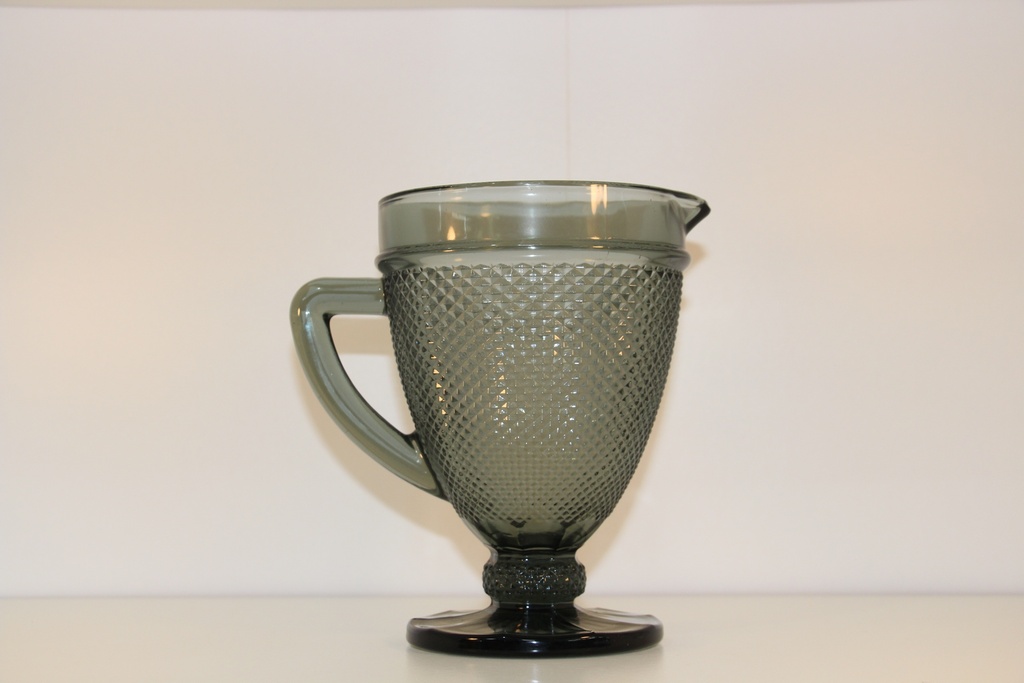 Jarro de Vidro Fumê com Padrão Diamante