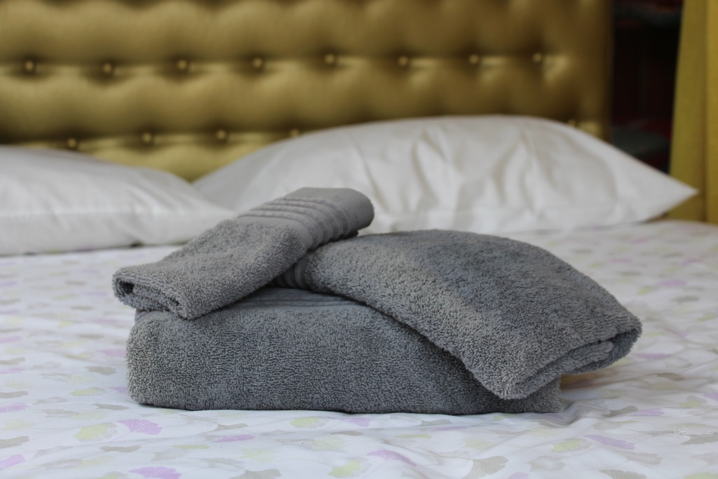 Jogo de Toalhas de Banho Cinzento com Barra Texturizada