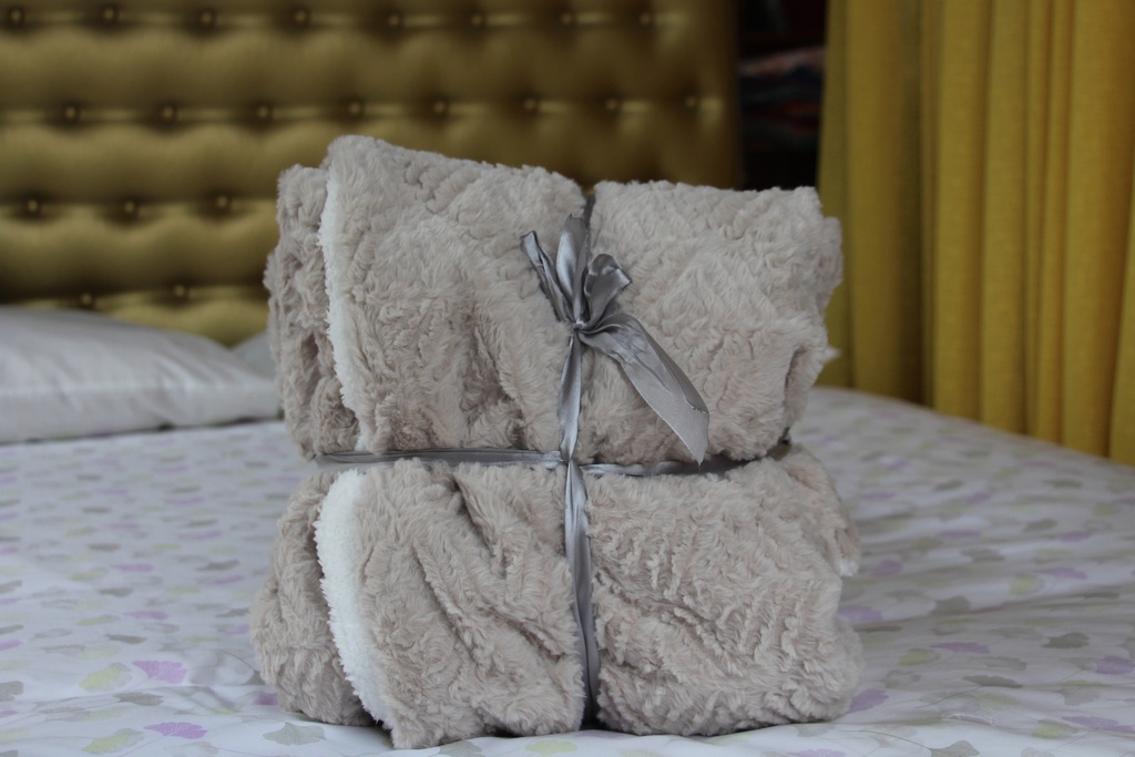 Manta Sherpa Reversível Bege com Textura Ondulada