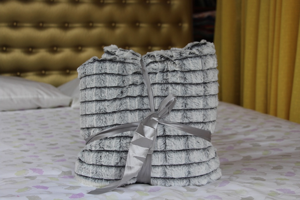 Manta de Cama em Pelo Sintético Cinza e Branco com Padrão Quadriculado