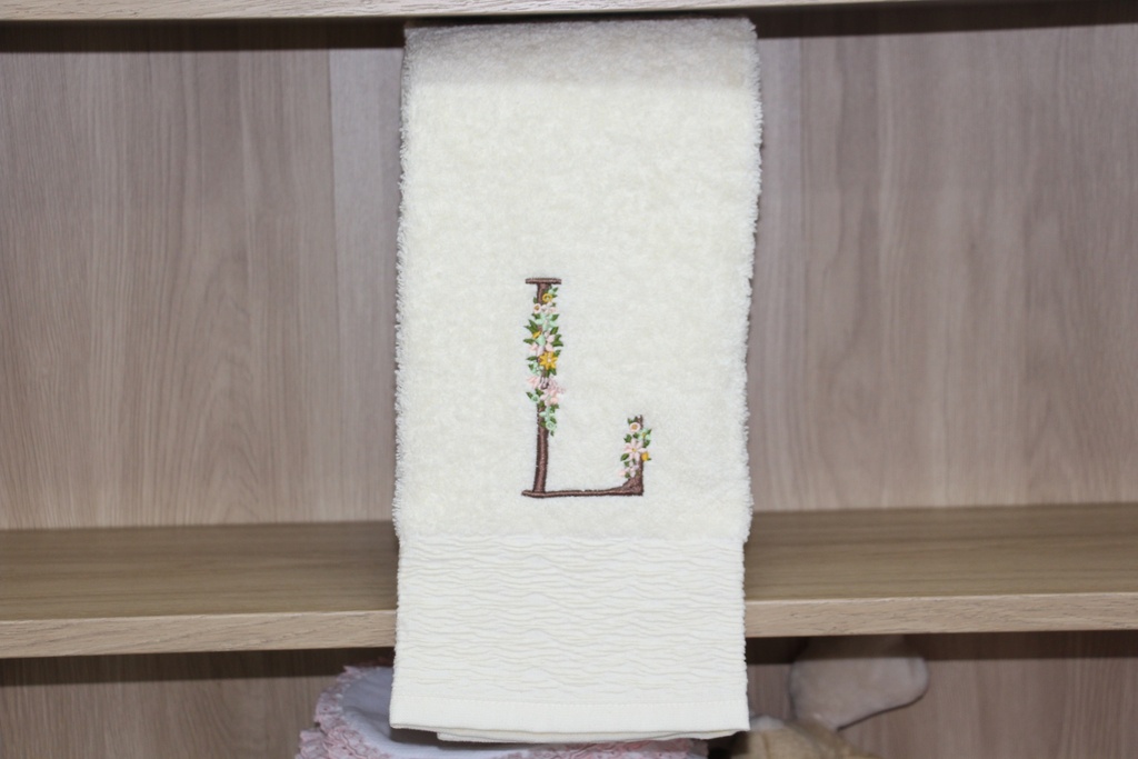 Toalha de Banho Personalizada com Inicial "L" Bordada