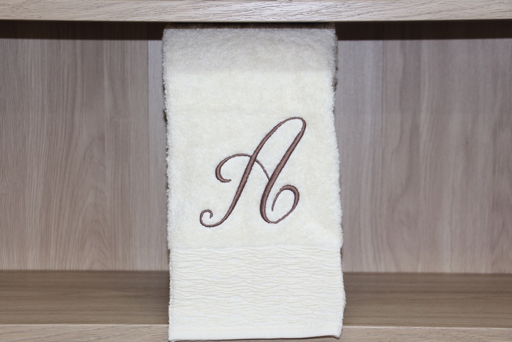 Toalha de Banho Personalizada com Inicial "A" em Caligrafia