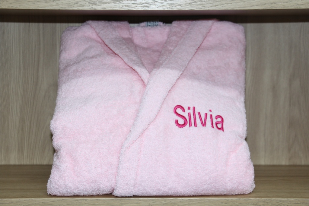 Roupão de Banho Rosa Personalizado com Nome "Silvia"