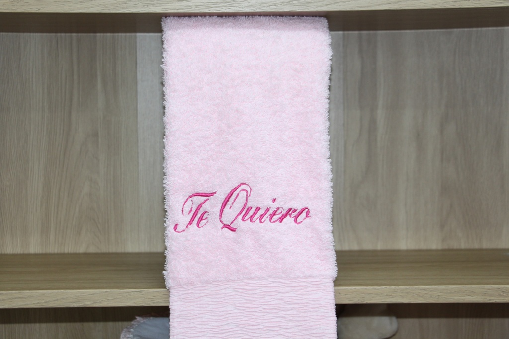 Toalha de Banho Rosa com Bordado "Te Quiero"