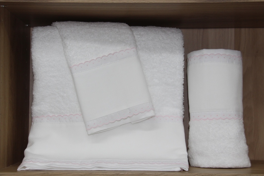 Conjunto de Toalhas de Banho com Detalhe Bordado Rosa