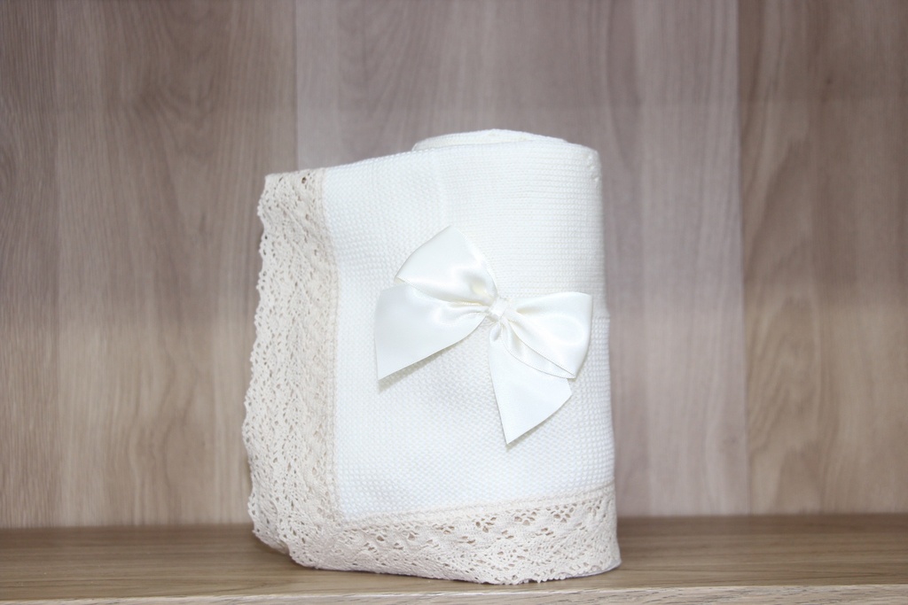 Manta de Tricô Infantil Branca com Barra em Renda Bege