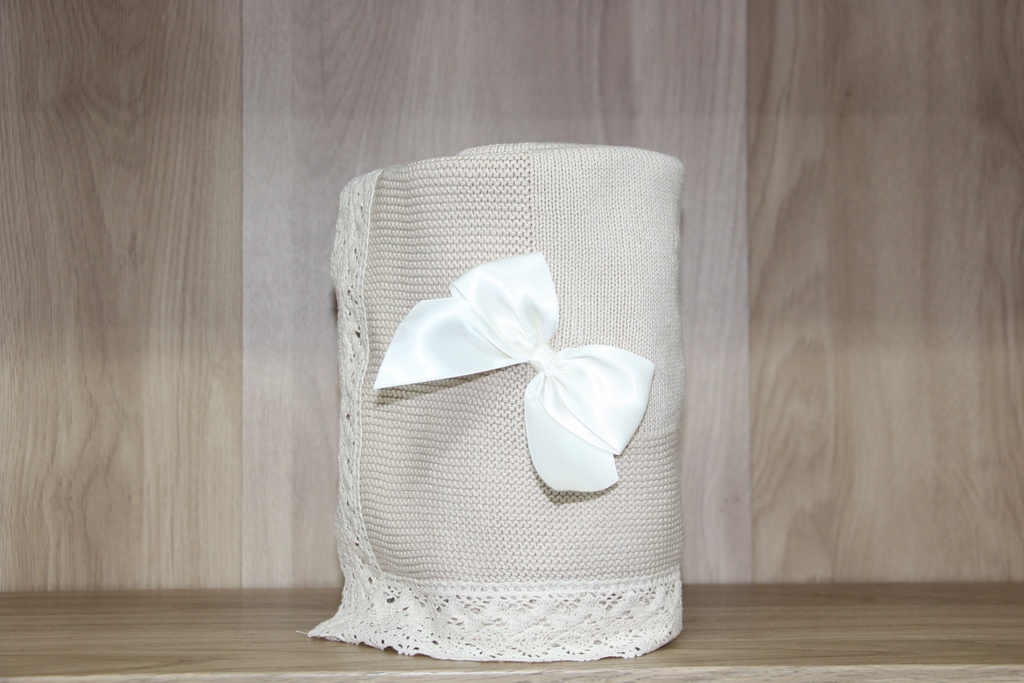 Manta de Tricô Infantil Bege com Detalhe em Renda