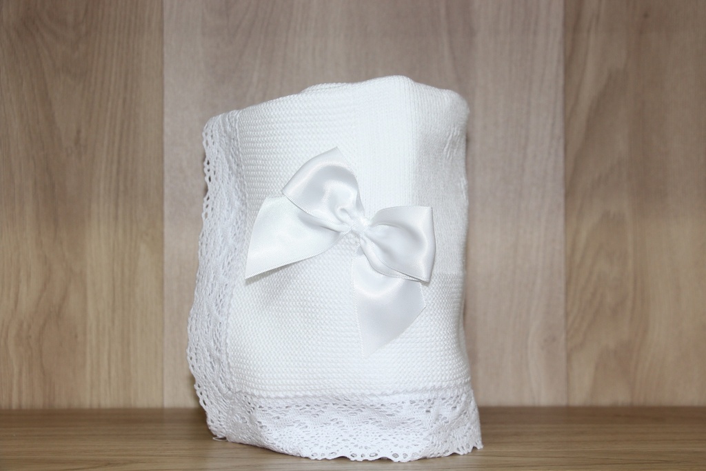 Manta de Tricô Infantil Branca com Renda e Laço