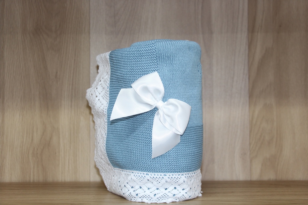 Manta de Tricô Infantil Azul Sereno com Renda