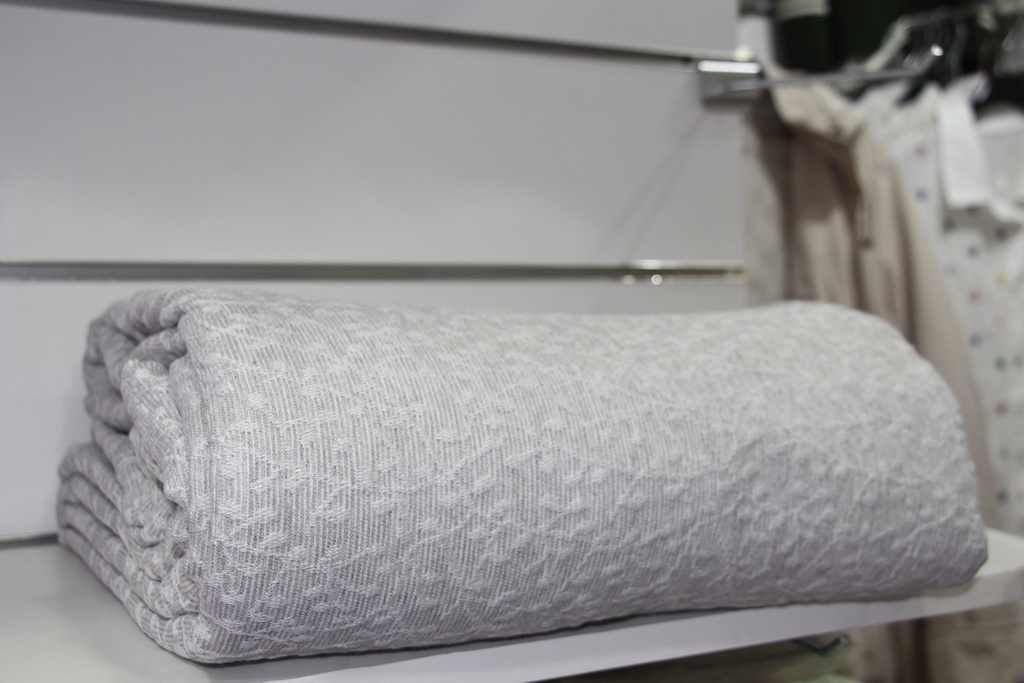 Edredão Jacquard com Padrão Floral Cinzento