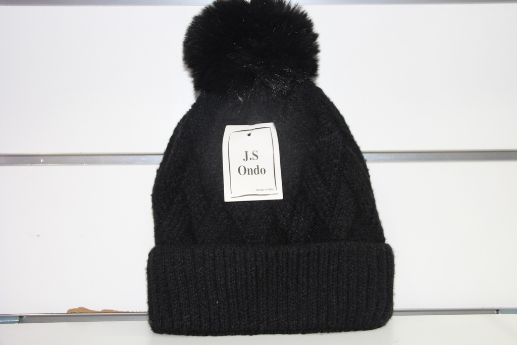Gorro de Tricô Preto com Pompon
