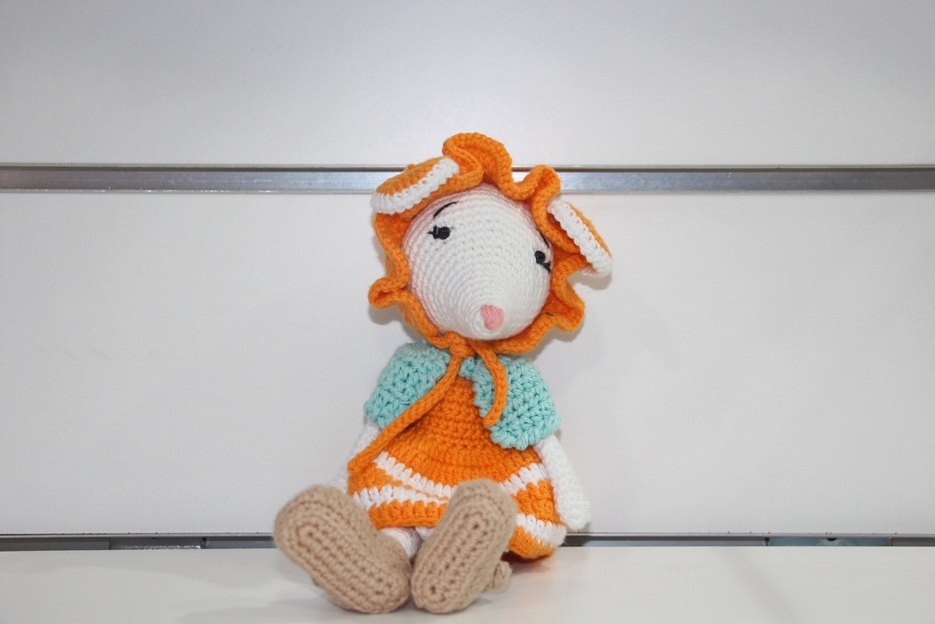 Ratinha Amigurumi de Crochê com Vestido Laranja