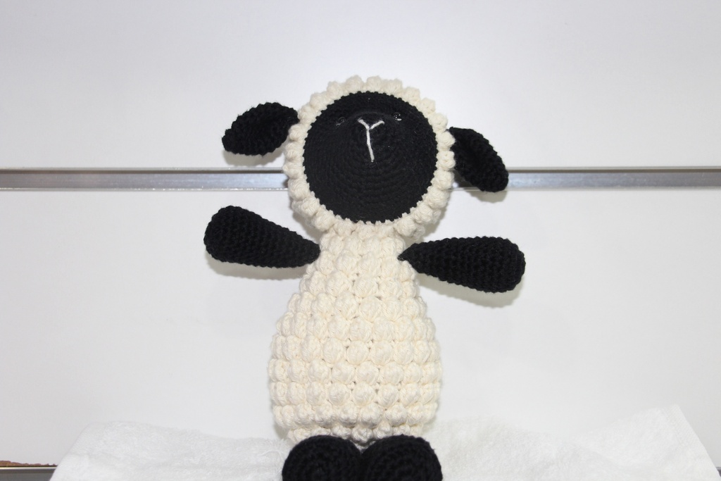 Ovelha Amigurumi de Crochê Preto e Branco