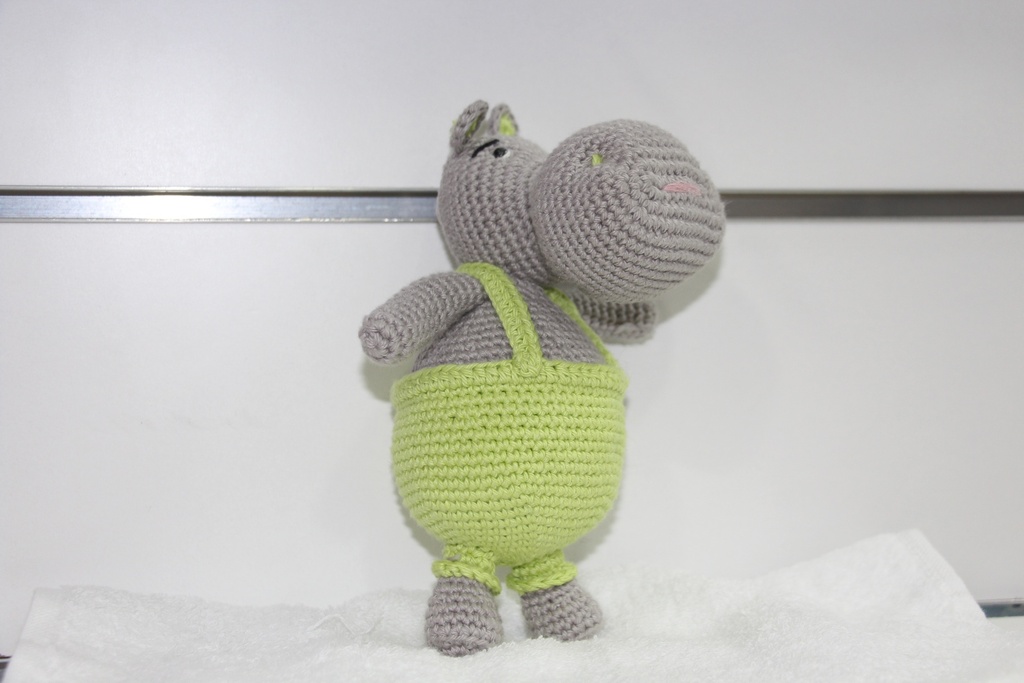 Hipopótamo Amigurumi de Crochê com Jardineiras Verdes
