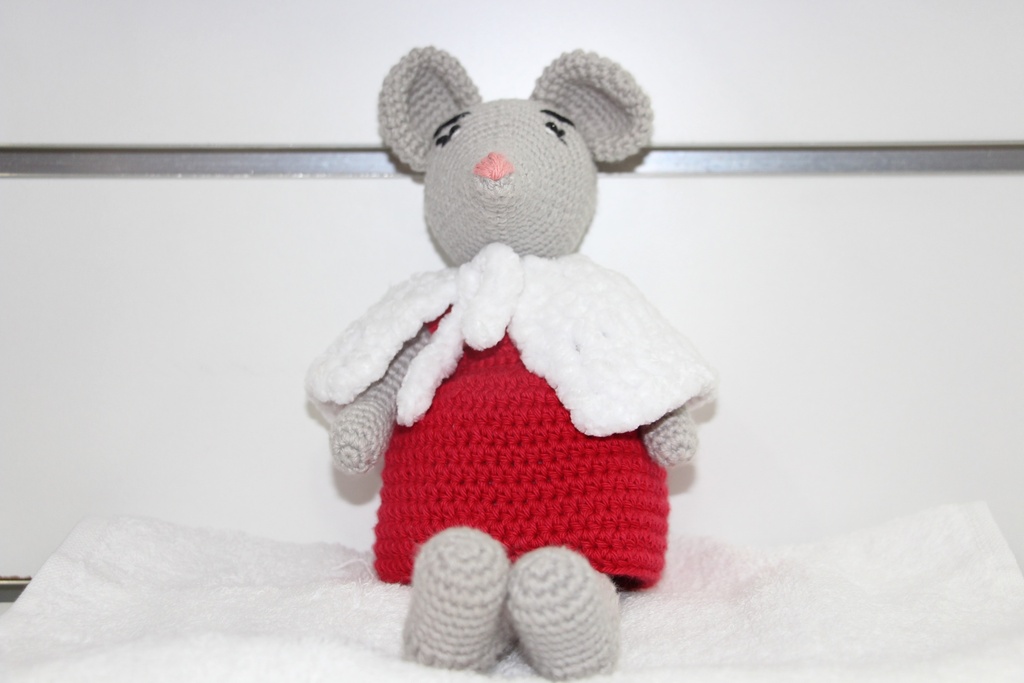 Coelho Amigurumi Rosa com Roupa e Acessórios Detalhados