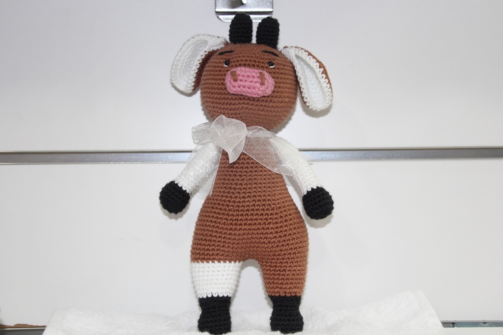 Vaquinha Amigurumi de Crochê com Laço Decorativo