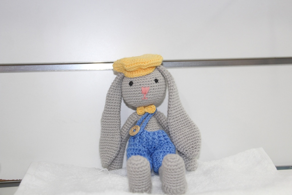 Coelho Amigurumi de Crochê com Jardineiras Azuis e Boina