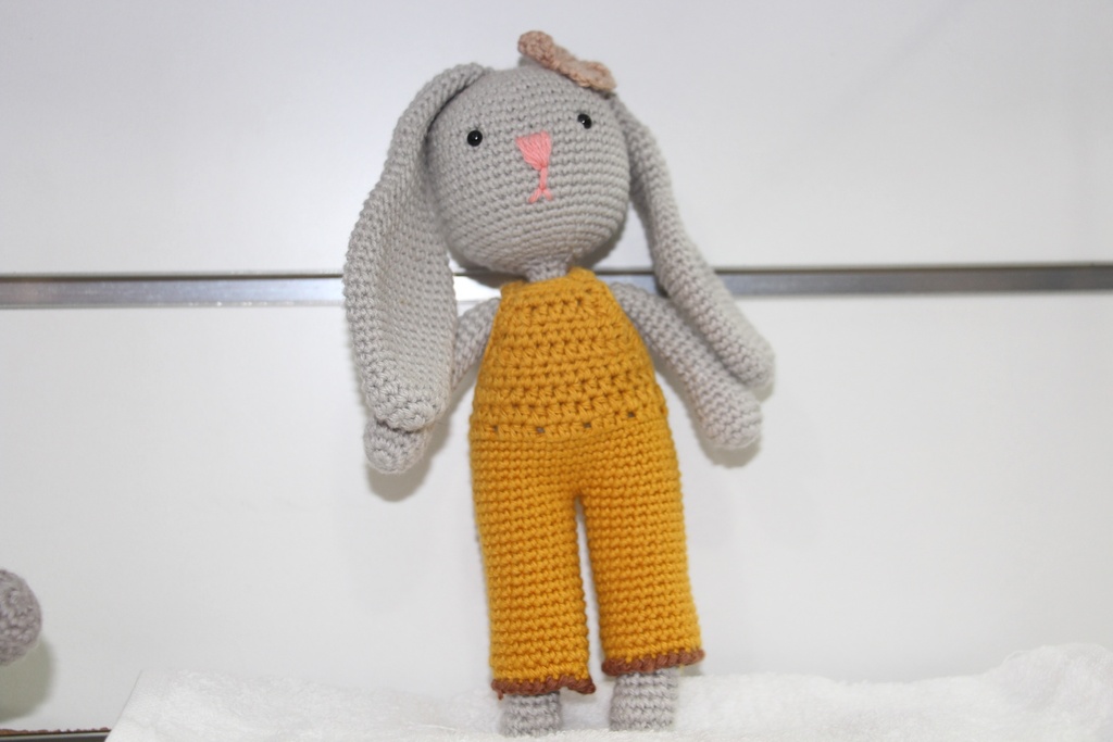 Coelho Amigurumi de Crochê com Jardineiras Amarelas
