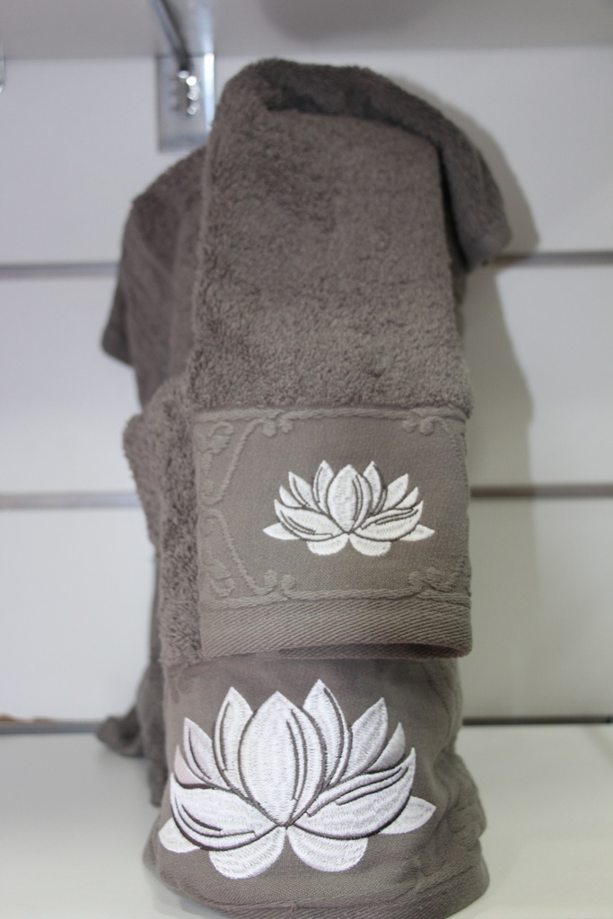Conjunto de Toalhas Taupe com Bordado de Flor de Lótus
