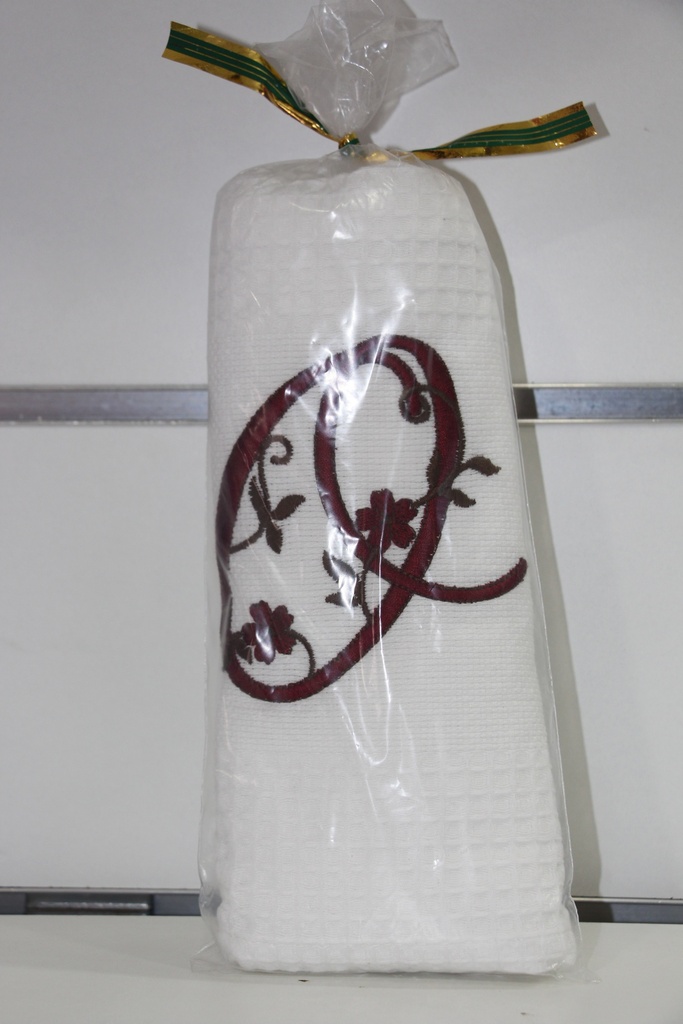 Toalha Branca Texturizada com Inicial Bordada "O"