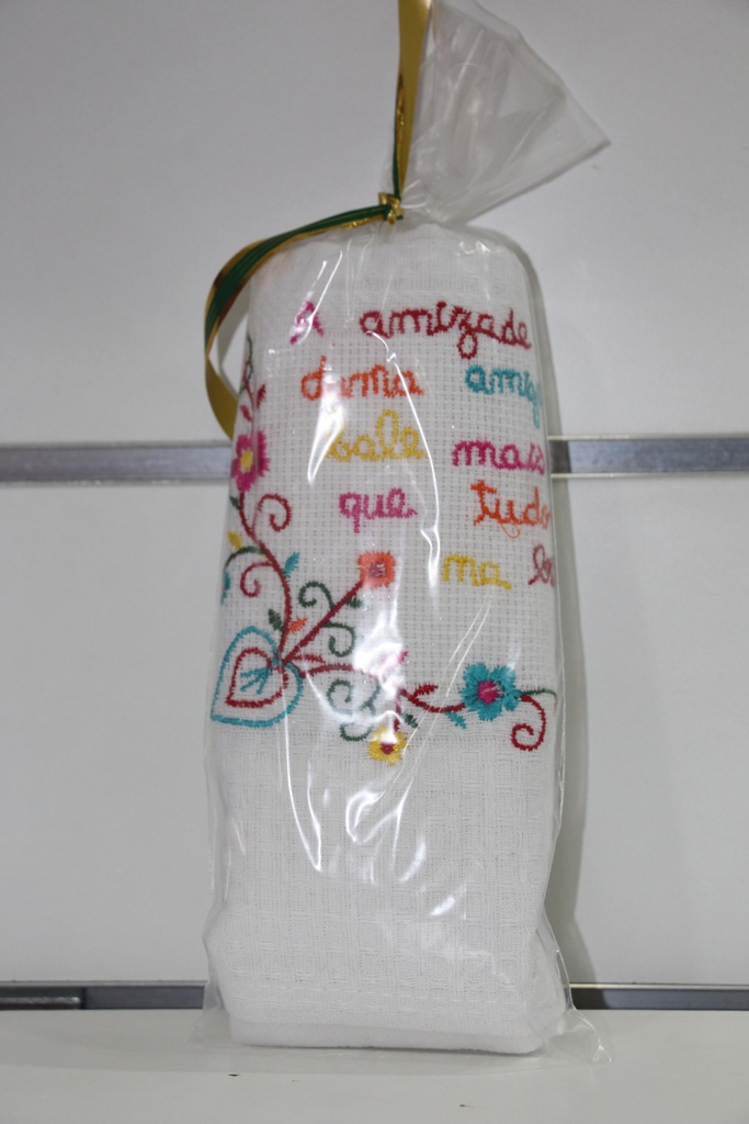 Pano Tradicional Branco com Mensagem Bordada sobre a Amizade