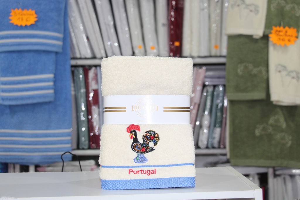 Toalha de Felpo Creme com Bordado Tradicional do Galo de Barcelos