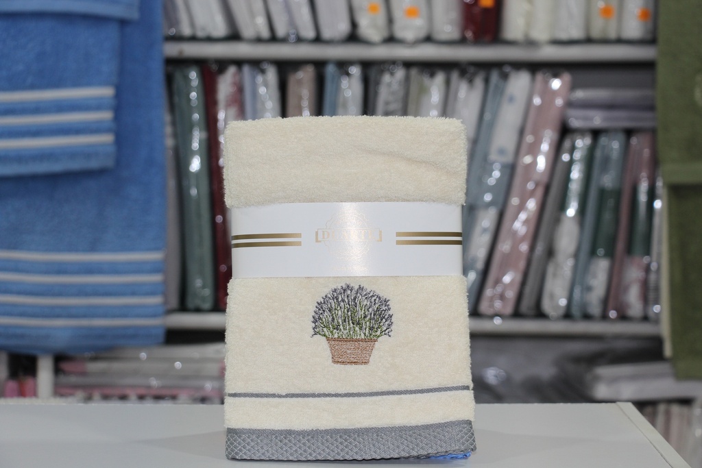 Toalha de Felpo Creme com Bordado de Vaso de Lavanda