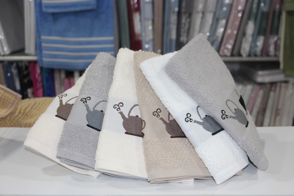 Coleção de Toalhas de Felpo em Tons Neutros com Bordado de Chaleira
