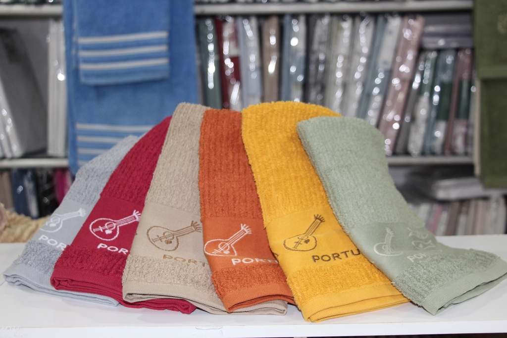 Coleção de Toalhas de Felpo "Alma Portuguesa" com Bordado de Guitarra
