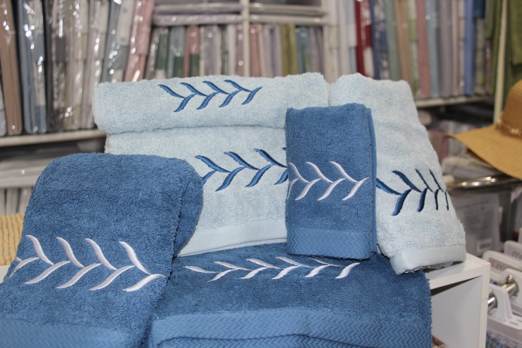 Jogo de Banho Premium em Tons de Azul com Bordado de Espiga