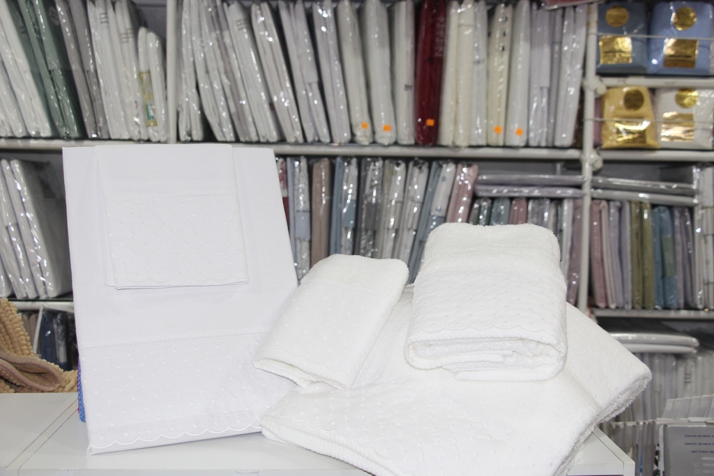 Jogo de Cama e Banho Branco com Delicado Bordado Inglês