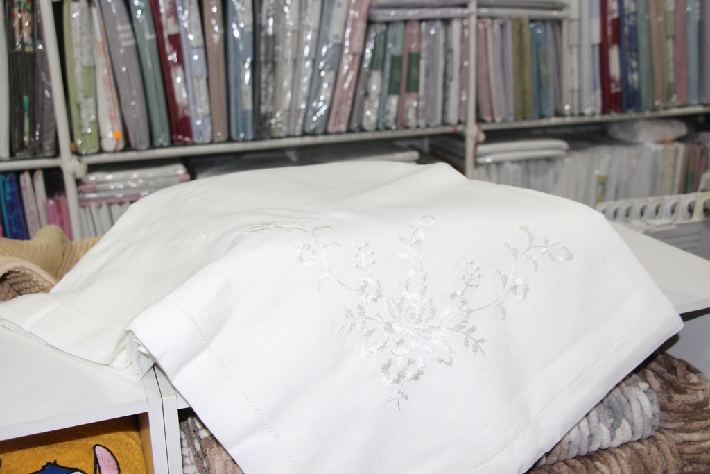 Toalha de Mesa Branca com Bordado Floral Acetinado