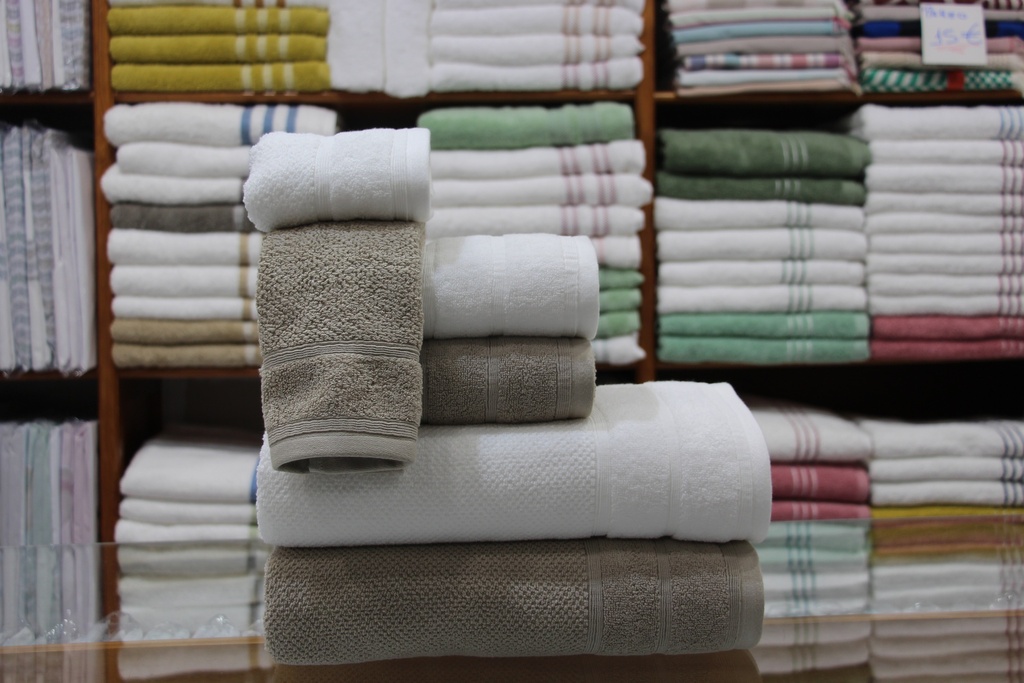 Jogo de Toalhas de Felpo Cinzento Esverdeado e Branco com Barra Texturizada