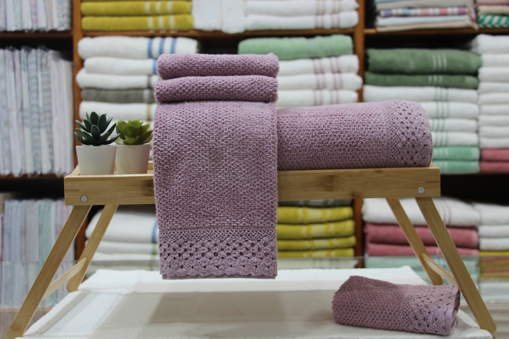 Jogo de Toalhas de Banho Malva com Barra de Renda Trabalhada