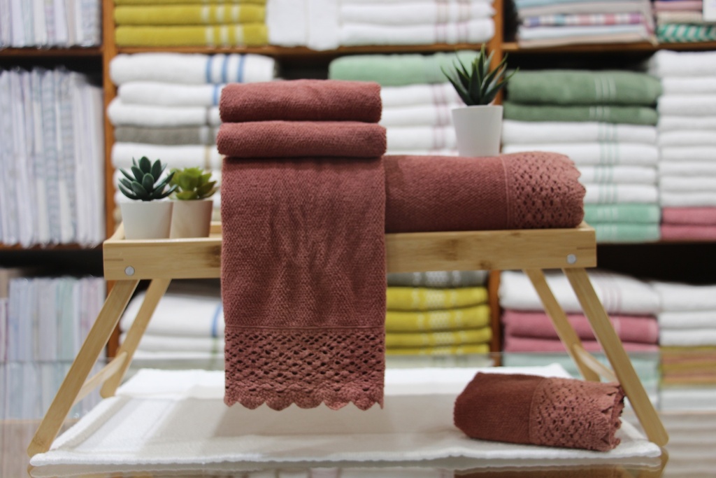 Jogo de Toalhas de Banho Terracota com Barra de Renda Trabalhada