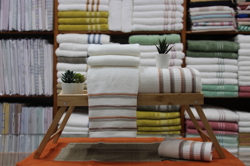 Jogo de Toalhas de Felpo Branco com Barra Mineral e Terracota