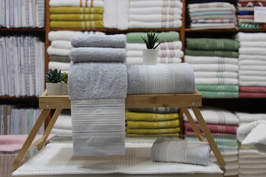 Jogo de Toalhas de Felpo Cinzento com Barra em Entremeio e Plissados