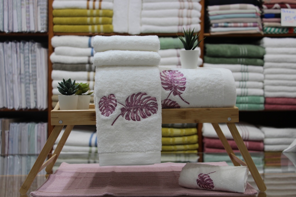 Jogo de Toalhas de Felpo Branco com Bordado de Costela de Adão