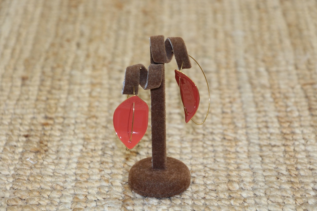 Brincos Pendentes Pétala Vermelha em Fio Dourado