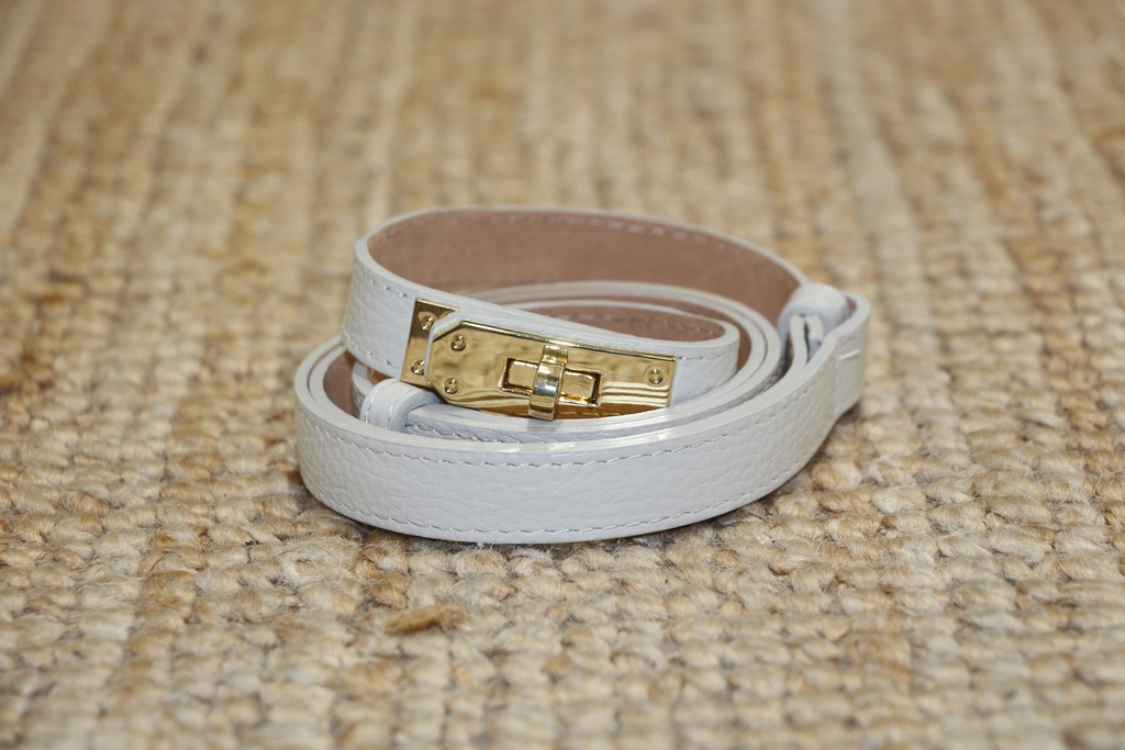 Cinto Fino Branco com Fecho Dourado Clássico