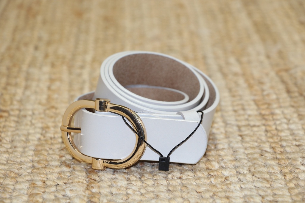 Cinto Clássico Branco com Fivela Dourada