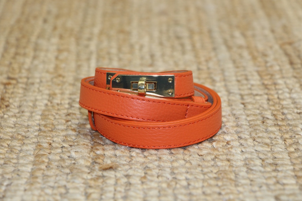 Cinto Fino Laranja com Fecho Dourado Clássico